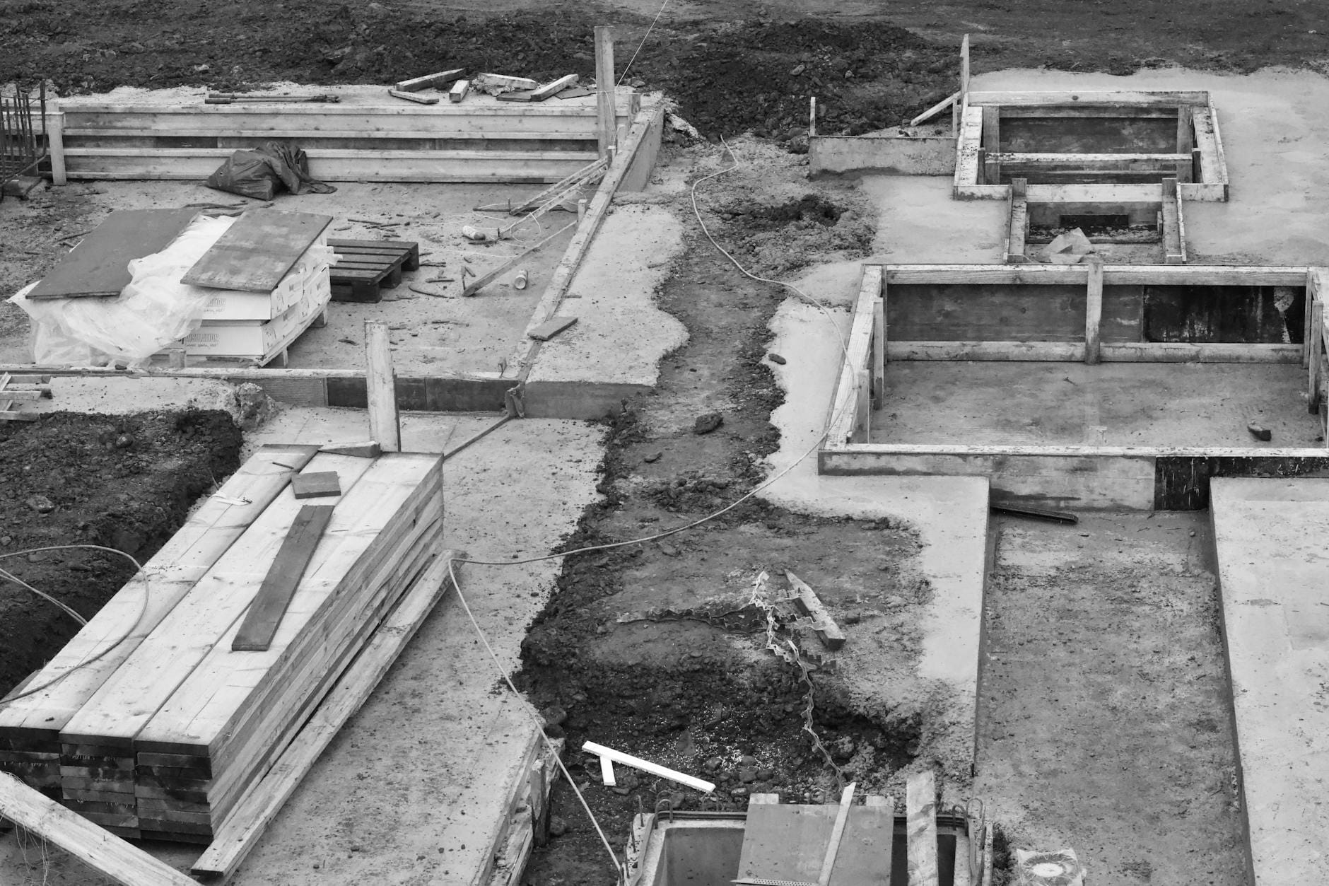 Betonowe fundamenty na wczesnym etapie budowy z widoku z góry