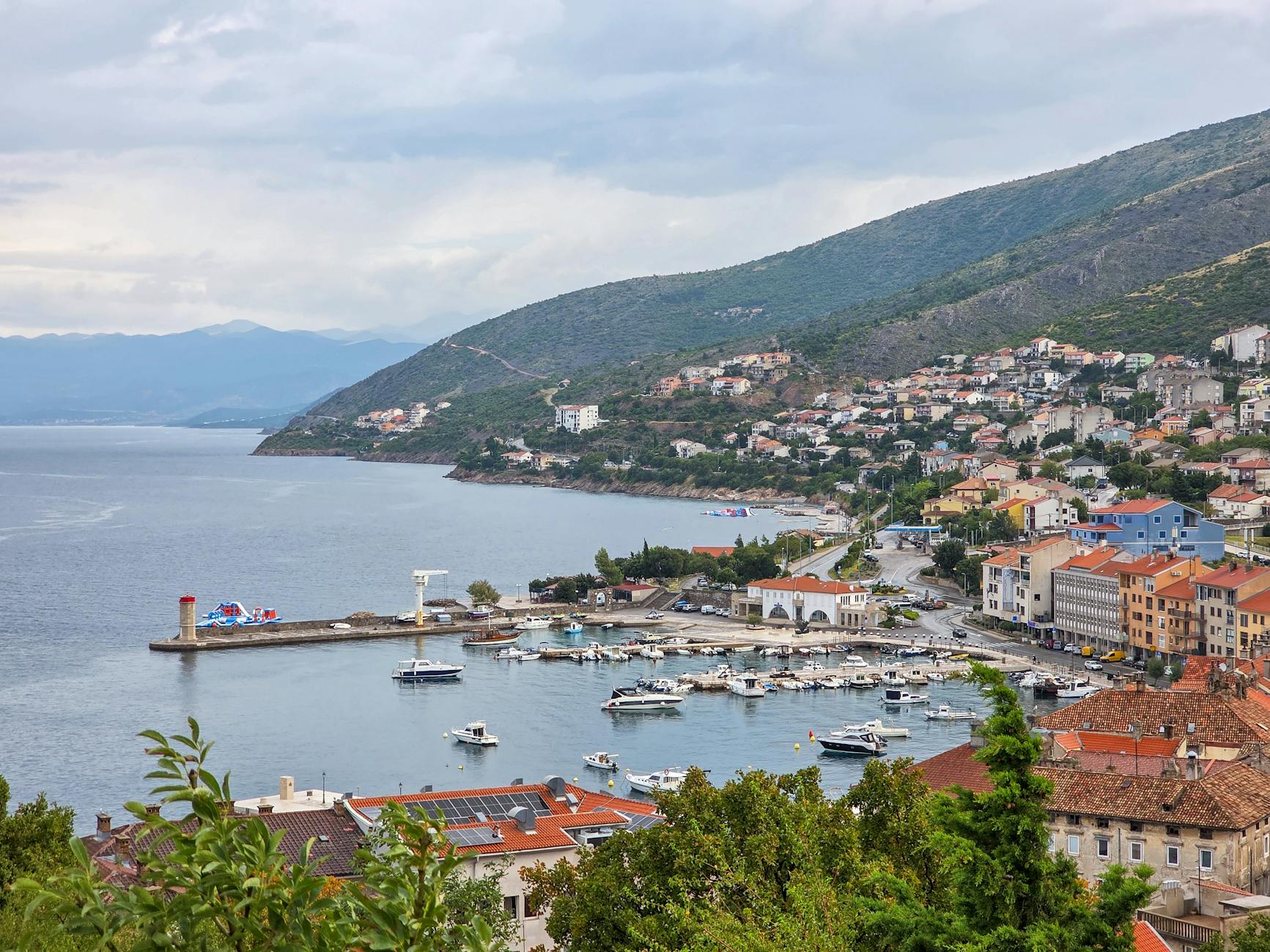Chorwackie miasteczko nad Adriatykiem z łodziami w małym porcie