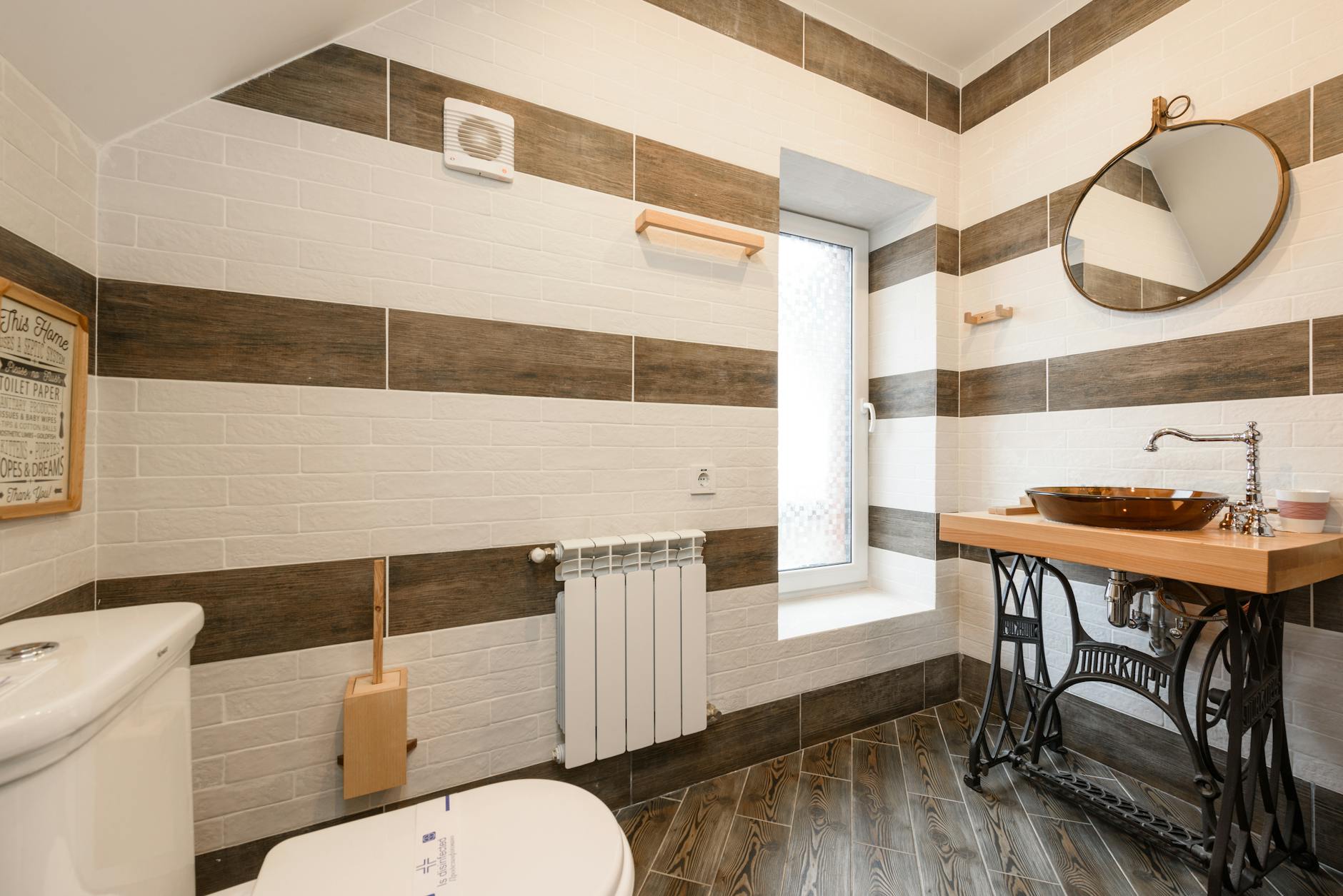 Jasna łazienka z drewnianą szafką pod umywalkę i nowoczesnymi płytkami