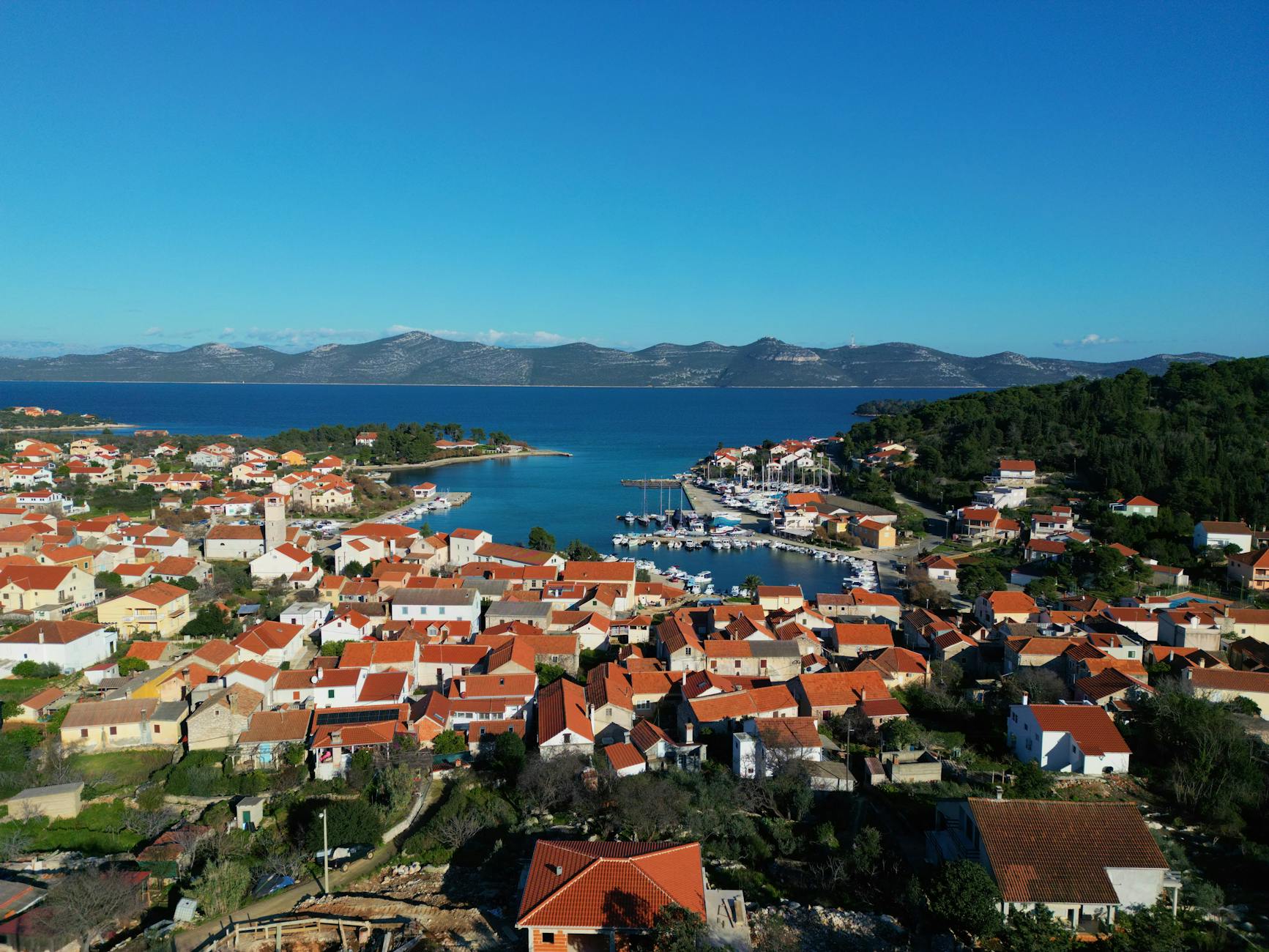 Widok z lotu ptaka na nadmiasteczko i marinę Veli Iž w Chorwacji