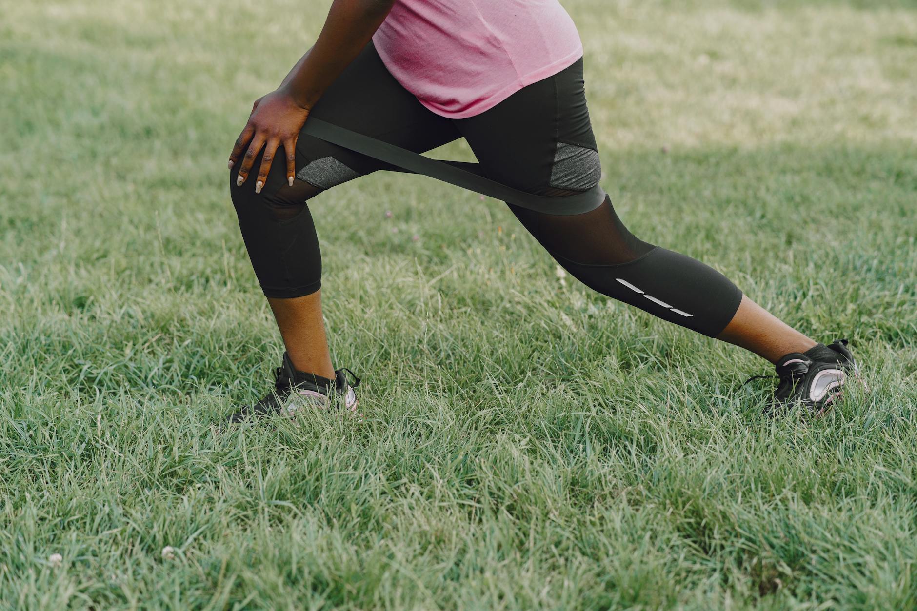 Kobieta ćwiczy mięśnie nóg na świeżym powietrzu podczas porannego treningu