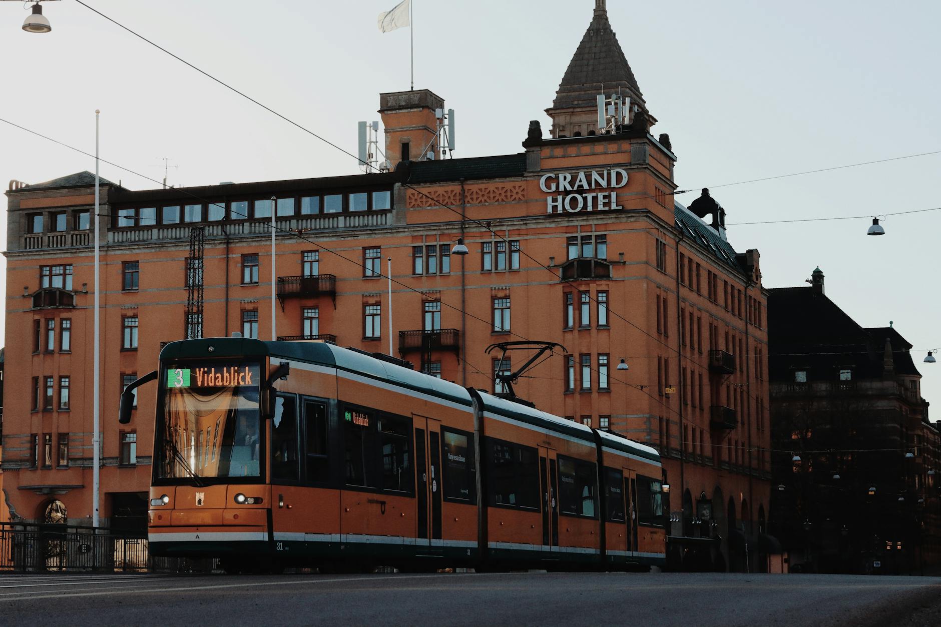 Tramwaj przejeżdżający obok zabytkowego Grand Hotelu w Norrköping