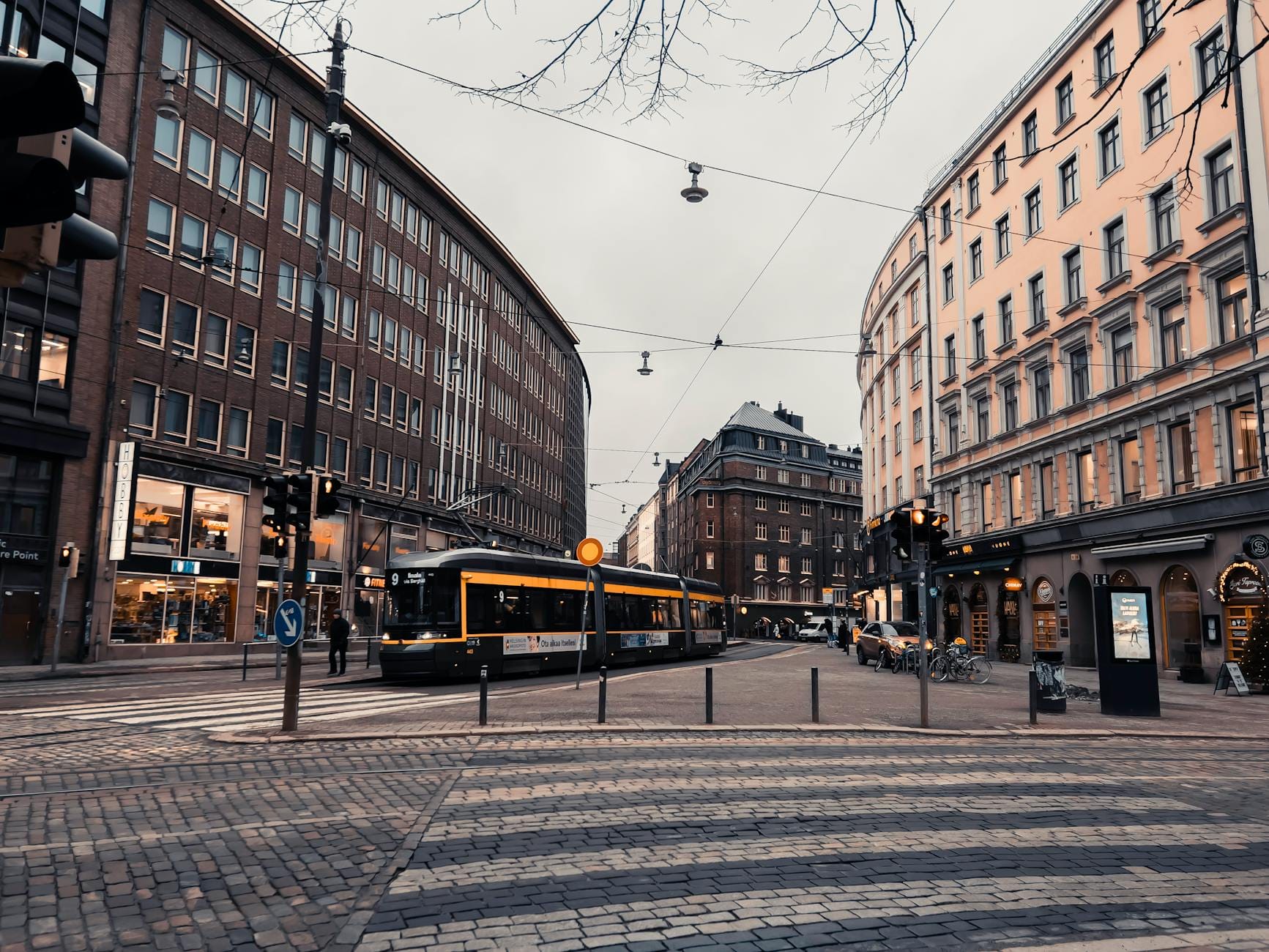 Wieczorny tramwaj w Helsinkach na tle miejskich kamienic