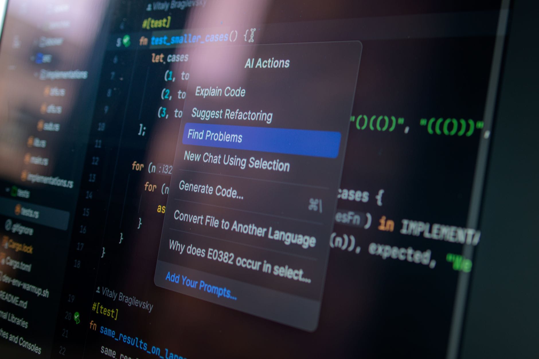 Ekran komputera z kodem i menu akcji AI do automatyzacji testów