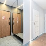 Minimalistyczny korytarz z drewnianymi i biał
